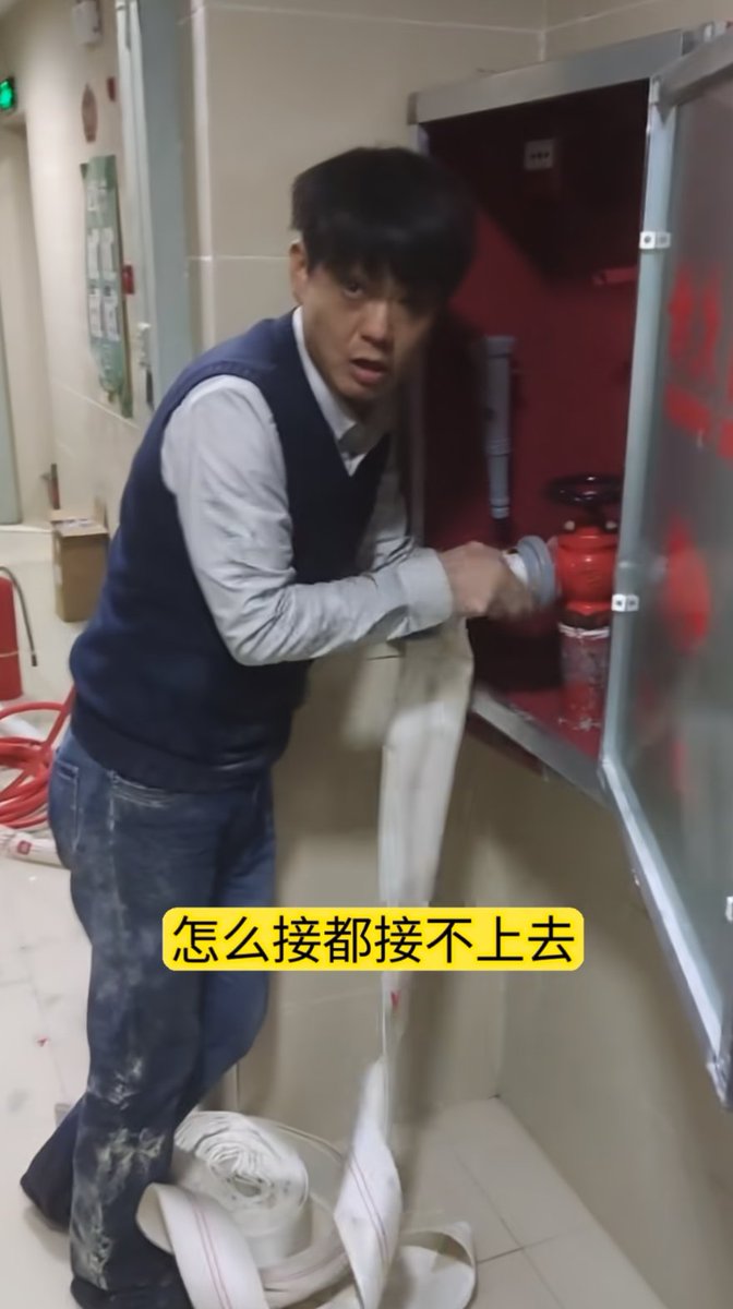 suishoucrystal's tweet photo. 2年过去了，纵火犯进去了，小区消防系统升级了，酸菜向日葵拿到了丰厚的赔偿。这是好结局吗？不，在他的母亲因大火逝去的时候，结局就是坏的了。
我在想如果酸菜向日葵不发视频曝光消防栓问题、不顶着上面的施压持续维权、这件事的结局又会是什么呢？在中国有限的舆论环境里，我反而认为更应该尽可能发挥舆论的作用，让每一件应该让全社会知道的事冲破限流冲破封锁冲破打压