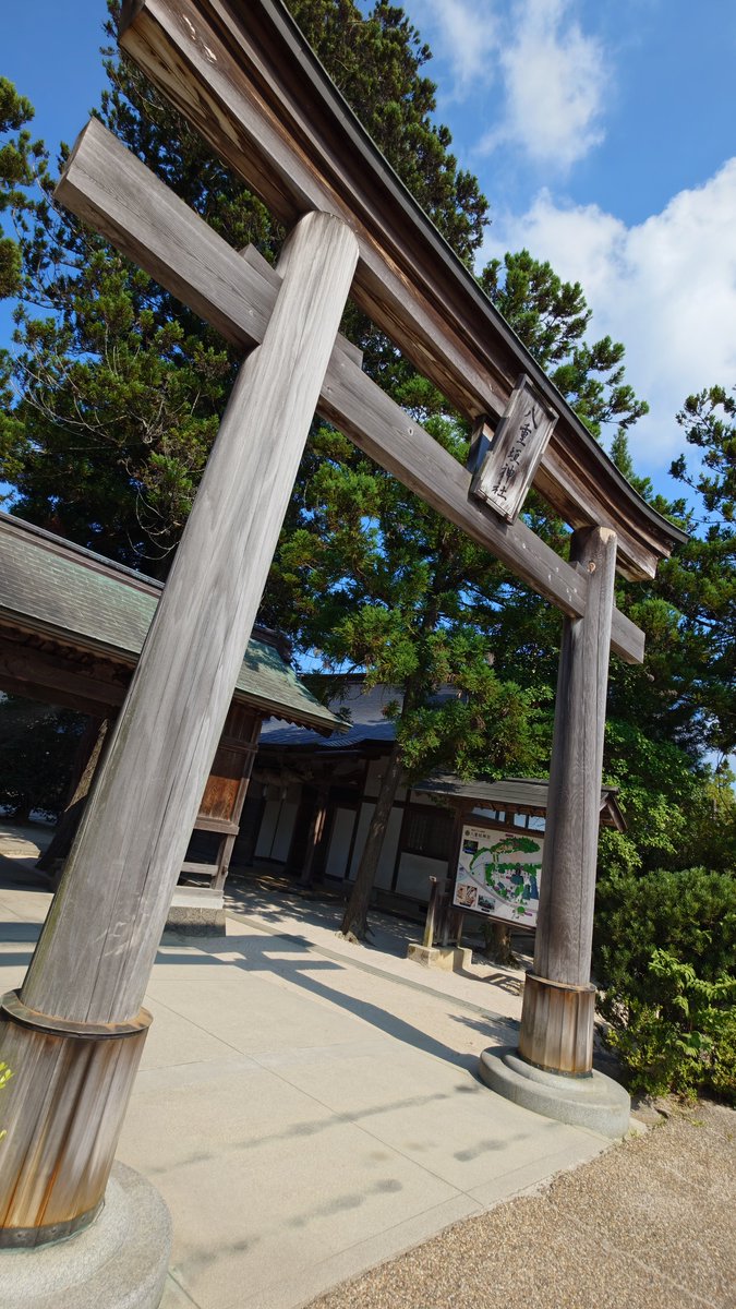 Wanwan_3193's tweet photo. クシナダヒメを祀る八重垣神社
鏡池は朝から占いをする人で賑わってました。 https://t.co/SuLdLiwipI