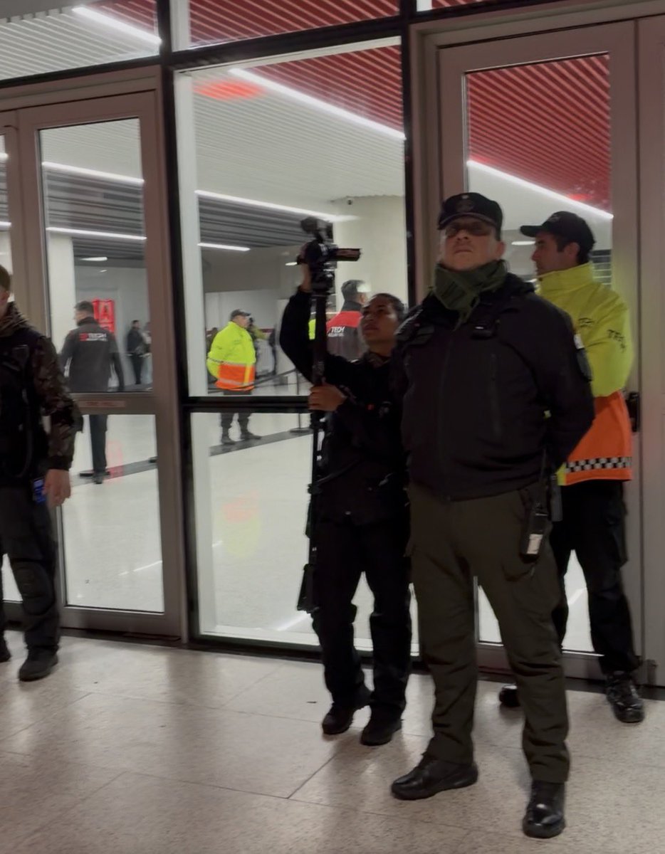 kiperdaniel's tweet photo. Ver a efectivos policiales filmando a socios que protestaban pacíficamente genera una preocupación legítima. Cuando quienes ejercen su derecho a expresarse sienten que están siendo individualizados, el mensaje implícito es claro: la próxima vez, pensalo dos veces antes de manifestarte.

Ese efecto intimidatorio es incompatible con la libertad de expresión.

Las autoridades deben responder: ¿quién autorizó esa filmación, con qué fundamento y con qué finalidad? ¿Las imágenes serán utilizadas para identificar o sancionar socios?

En River hacen falta más diálogo y menos intimidación.