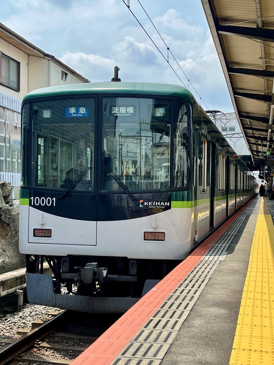 dc85hida's tweet photo. 今日も朝から暑いですね。こまめに水分補給をして熱中症に気をつけましょう。
夜勤明けの帰りの京阪は10000系10001Fでした。良い顔付きだ👍 https://t.co/7ZVUpFIu0S