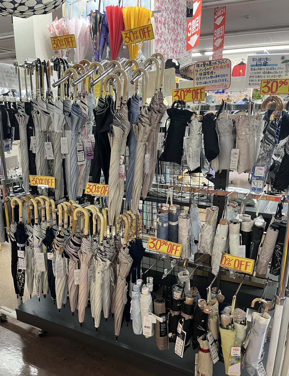platoki's tweet photo. 夏物セールが始まっています。
日傘•帽子などの小物類は もう30%OFF！
種類が豊富な今がお買いどきです♪
他にも夏物衣料品 夏肌着や家庭用品&amp;リビング売場の夏商品などが、随時 割引価格になっていきます。
まだまだ必要な夏物は、ベストタイミングのこの機会にお求めくださいദി˶>ᴗo)✧ https://t.co/lbGykcQ4xv