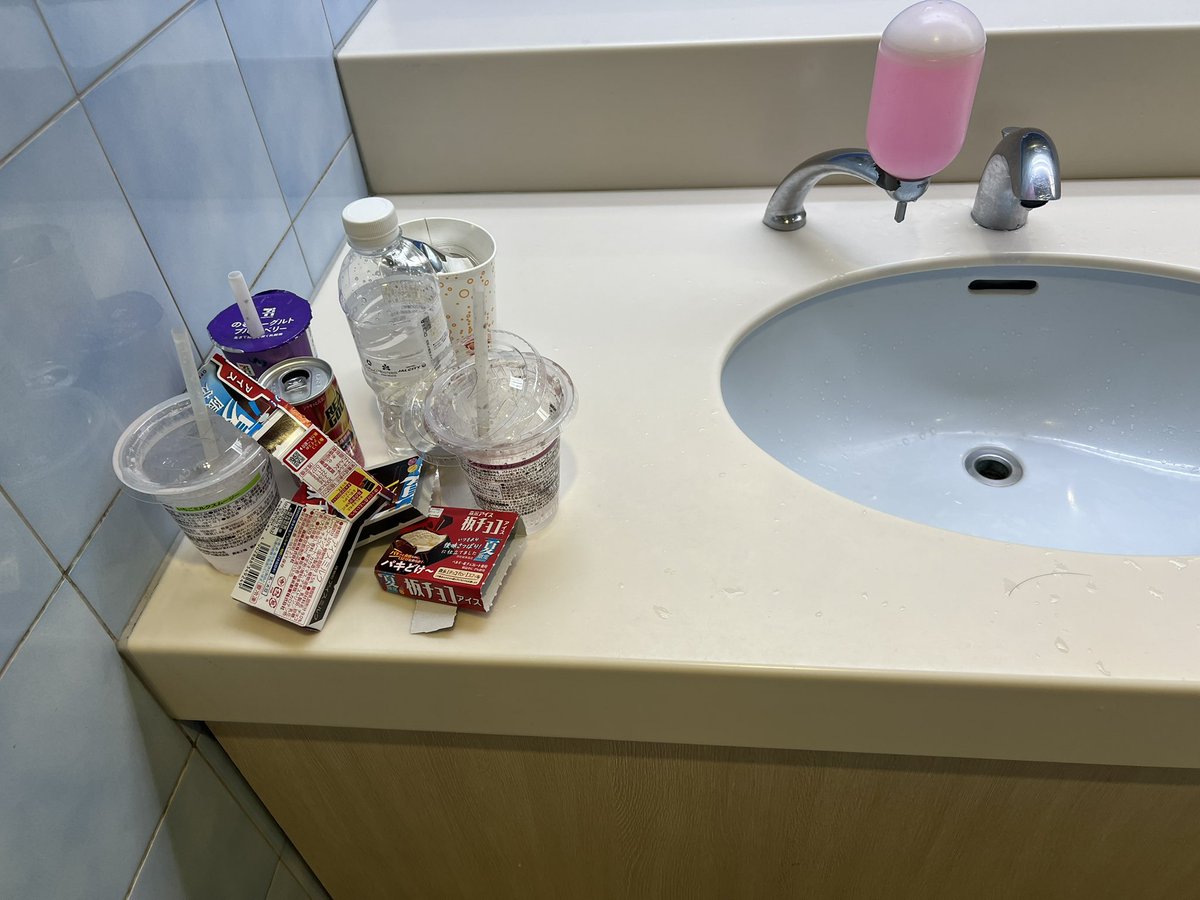 AgingAnarchist's tweet photo. 日本人がインバウンド客を嫌がってるのがよくわかった。直接何かやってくるやつはまれ。日本のルールがわからないだけで悪気がない人も多いよ。ただ、騒がしいとか、エレベーターの降り口でたむろってるとか、変なとこにゴミ捨てるとか、ちょっとしたことなんだが、要するにマナーの悪い人たちと同じなんだよな。一人ひとり注意してしつけるなんて無理だからどうにもならん。