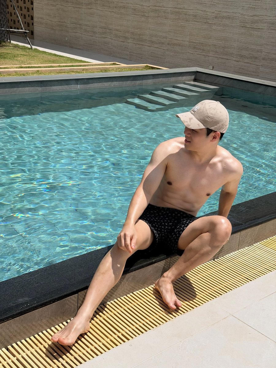 tlepnw's tweet photo. ก็แดดมันร้อน https://t.co/AlKZKf6uSB