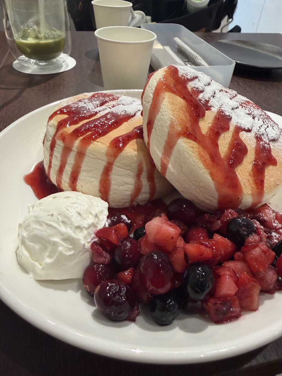 EliKamerow's tweet photo. An example of something that completely lives up to, and probably surpasses, the hype. Soufflé pancakes in Japan. https://t.co/hL7y0NUEYA