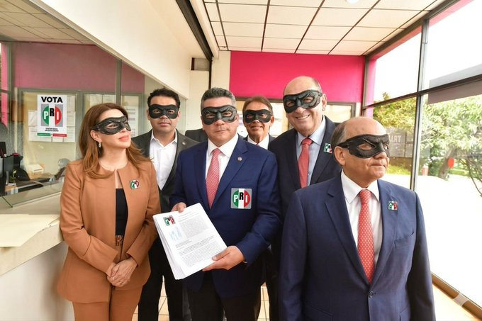 Alfahar2020's tweet photo. Ricos que jamás pudieron disminuir la pobreza (de ellos).
Pero llenos de pobreza ética, moral, cívica.
Ladrones, es poco.
Pobres, menos.
Miserables, si. Y kilométricos cúbicos.
A lo largo, ancho y alto de su miserable y mesquino poder. https://t.co/ajGj3w6PKM