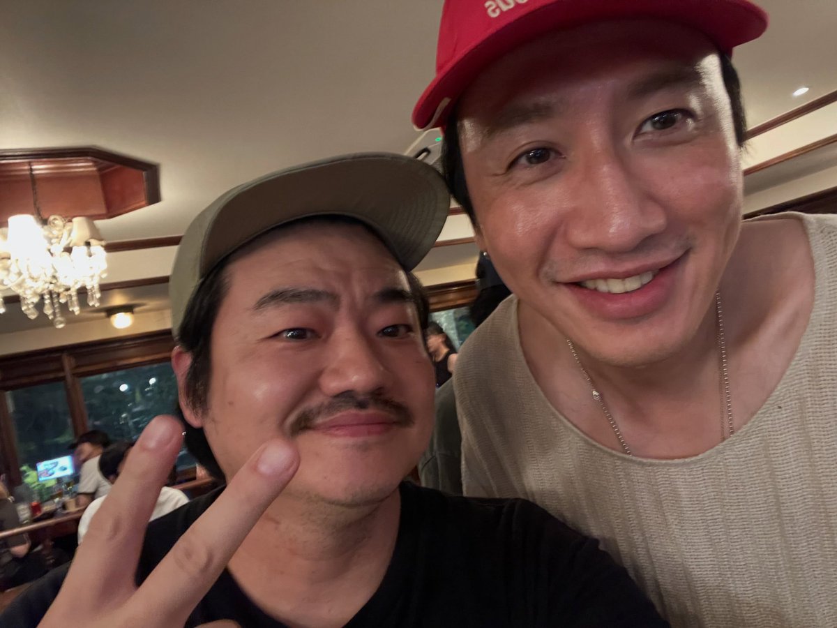 BlackSoNGSH's tweet photo. The photos from #thegardeners movie Wrap Party(1 Aug 2026).
@mjmjhy1983 shared.
The photos include dear @SongSH, director Dong Hyub Nam,and actor Lee Kwang Soo.
I'm eagerly waiting for you to go to the barber✂️ #SongSeungHeon 
#송승헌 #ソンスンホン #宋承憲 #leekwangsoo #정원사들 https://t.co/03qnJVwiEx