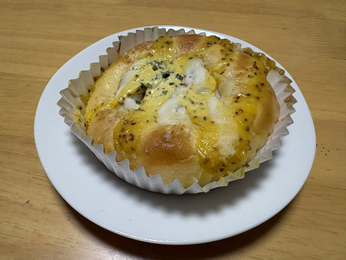 White8045's tweet photo. 今日は、パン屋さんで
ベーコンデニッシュ
ジャーマンデニッシュ
ポテトサラダパン
どれも美味しい😋 https://t.co/yX1ItbcAn2