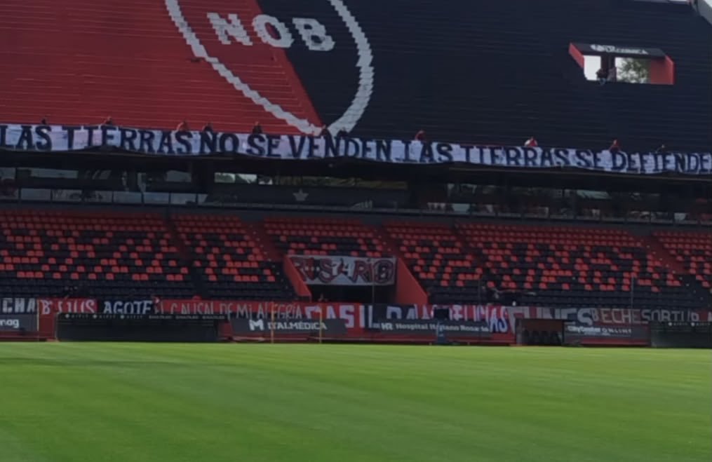 caidodelcatre2's tweet photo. Che @carolinalosada , no creo que seas muy bien recibida en el Coloso Marcelo Bielsa si es que llegas a traicionar al Pueblo el jueves 6... https://t.co/xhWXgbkDIn
