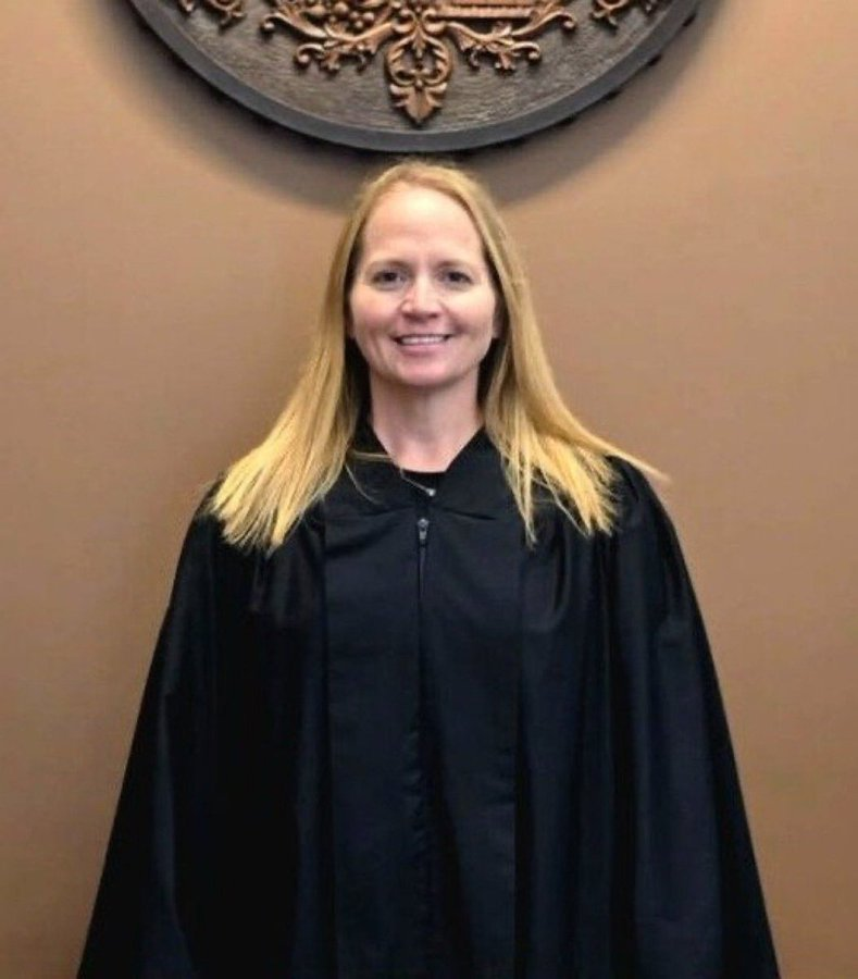 Marissa22099's tweet photo. A left-wing activist judge released an 18yo felon. 4 days later, he shot someone dead. 

​Who is responsible for this life lost? The felon or the judge?

​A) THE JUDGE 

B) THE FELON 

​Is it time to start JAILING THE JUDGES? https://t.co/SOFZ0Ufhqa
