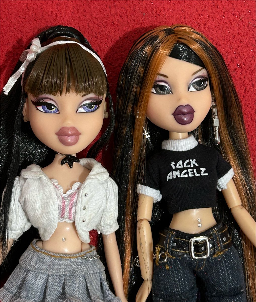 1tsaliv3's tweet photo. apresento a vocês Maevis e Robbyn (escrito com letras que não eram necessárias, pois elas são Bratz

onde será que vão ficar as pintinhas de gêmeas delas? https://t.co/dQffJ6ztPY