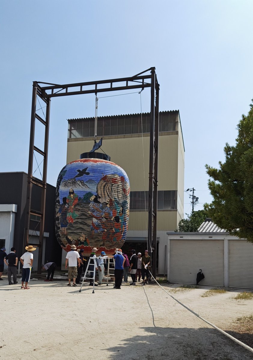 BigLanternFes's tweet photo. 昨日は大提灯「土用干し」の最終日、写真は午後から開始した大宝組です。
お祭り前に一旦干して風を通し、直す所がある場合は修復します。
#三河一色大提灯まつり は8月22日㈯・23日㈰開催です。
※写真の「ALT」から説明もご覧ください🏮🏮

この日も酷暑の中、皆様お疲れ様でした。 https://t.co/4iGXhfZUOF