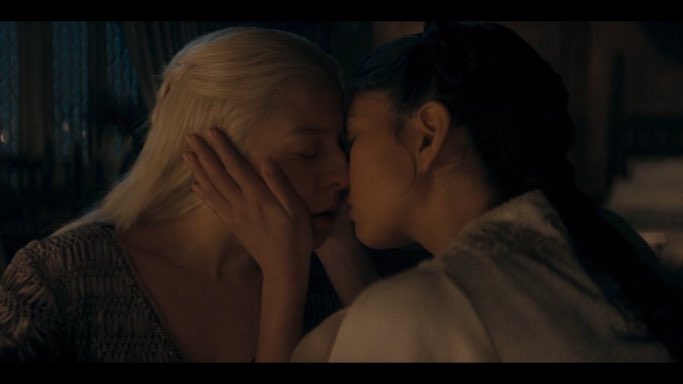 tifamonte's tweet photo. palhaçada do caralho essa porra a rhaenyra já beijou a mysaria mais vezes do que beijou o próprio marido nessa porra que inferno https://t.co/wkT4kJ4hDO