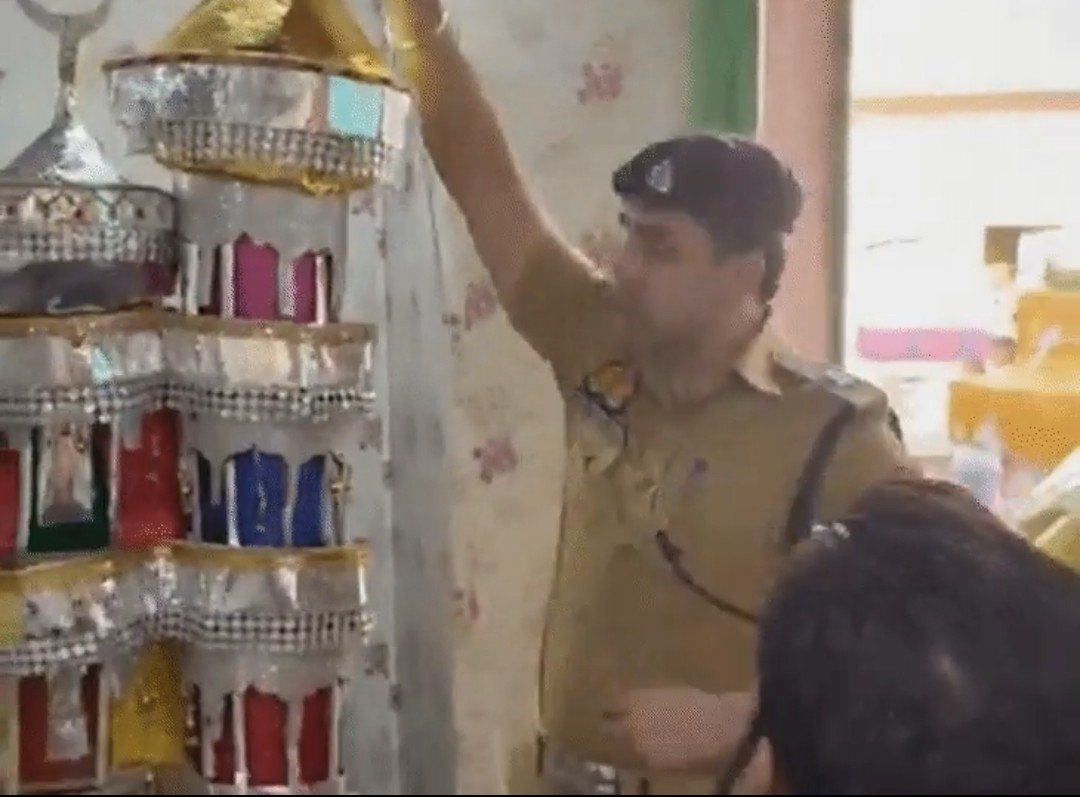 Muslim_ITCell's tweet photo. Yogi's Uttar Pradesh &amp; ASP Anuj Chaudhary.

1. Kanwar Yatra → Distributing bananas with a smile.

2. Muharram → Measuring Tazia with an inch-tape.

It is selective enforcement engineered to deliver a single message: hospitality for one side, control for the other. https://t.co/ojoAY9jQxL