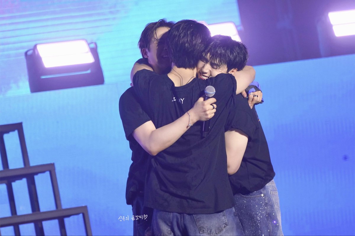 Gomgori's tweet photo. 260802 B1A4 15주년 콘서트 [D-day]
#B1A4 #CNU #산들 #공찬

🐻‍❄️🐥🐕💕 https://t.co/Y3S2644VnB