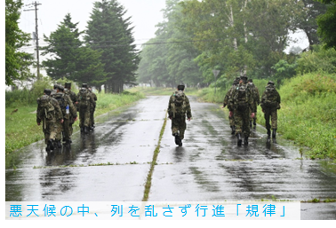 NA_1AAB_PR's tweet photo. #第１高射特科団本部(団長 青木将補)は、基礎体力の向上及び「団結・規律・士気」の強化を目的に２０Km行進訓練を実施しました。途中から雨が降りしきる中、１５名全員が任務を達成しました。我ら#１高団は、引き続き訓練に邁進します！
#東千歳駐屯地 ＃団結 ＃規律 ＃士気 https://t.co/miW8X8Qmjt