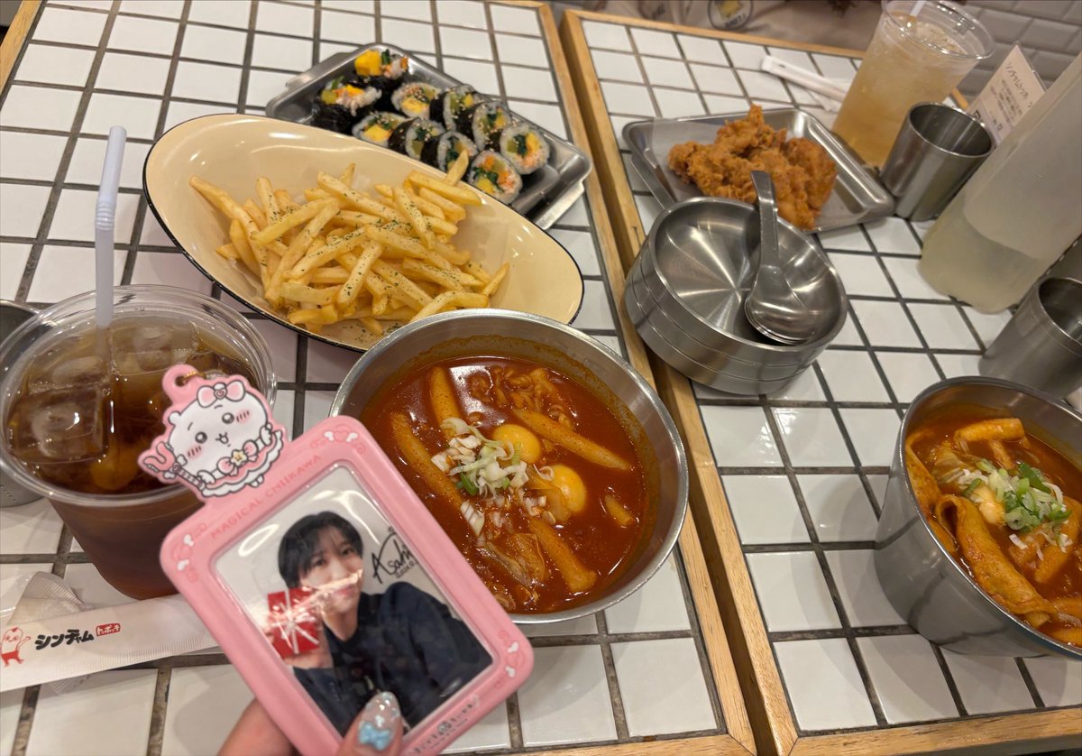 zusa35sweets's tweet photo. 渋原FESの帰りに
プラチナ推しメンバーと一緒に、
じょーくんと、よっしー��聖地に行ったよー

トッポギいっちばん辛くないやつにしたのに
辛すぎて食べるの1時間かかったw（体感）
メニューもほぼ同じもの食べたよ🎶
#聖地巡礼 https://t.co/nuW5HfM3aB