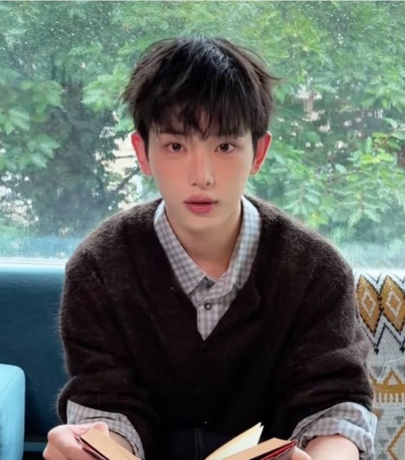 lunarwonz's tweet photo. I need the name of the person who did his makeup this day so I can give them the biggest kiss ever https://t.co/d2jdfjXp67
