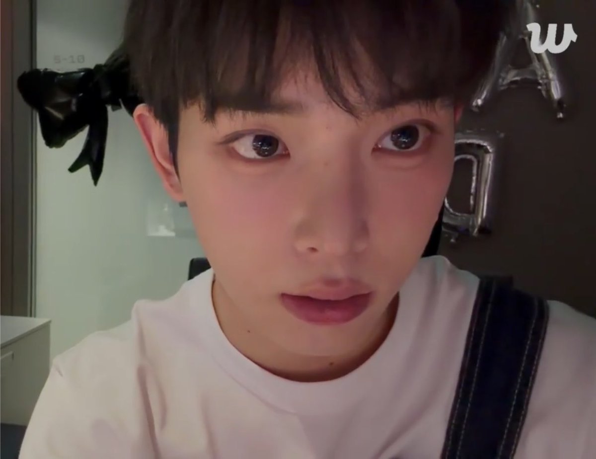 lunarwonz's tweet photo. I need the name of the person who did his makeup this day so I can give them the biggest kiss ever https://t.co/d2jdfjXp67
