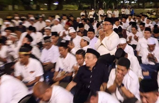 RahmatHidua's tweet photo. Momen sakral penuh kekhusyukan tampak nyata ketika #DoaZikirMonas dilantunkan bersama seratus ribu orang demi mengamalkan Pesan Menag untuk #BangkitDalamHarapan serta #BersyukurKemerdekaan #IndonesiaPadaJalurTepat https://t.co/aSVJF3QicH