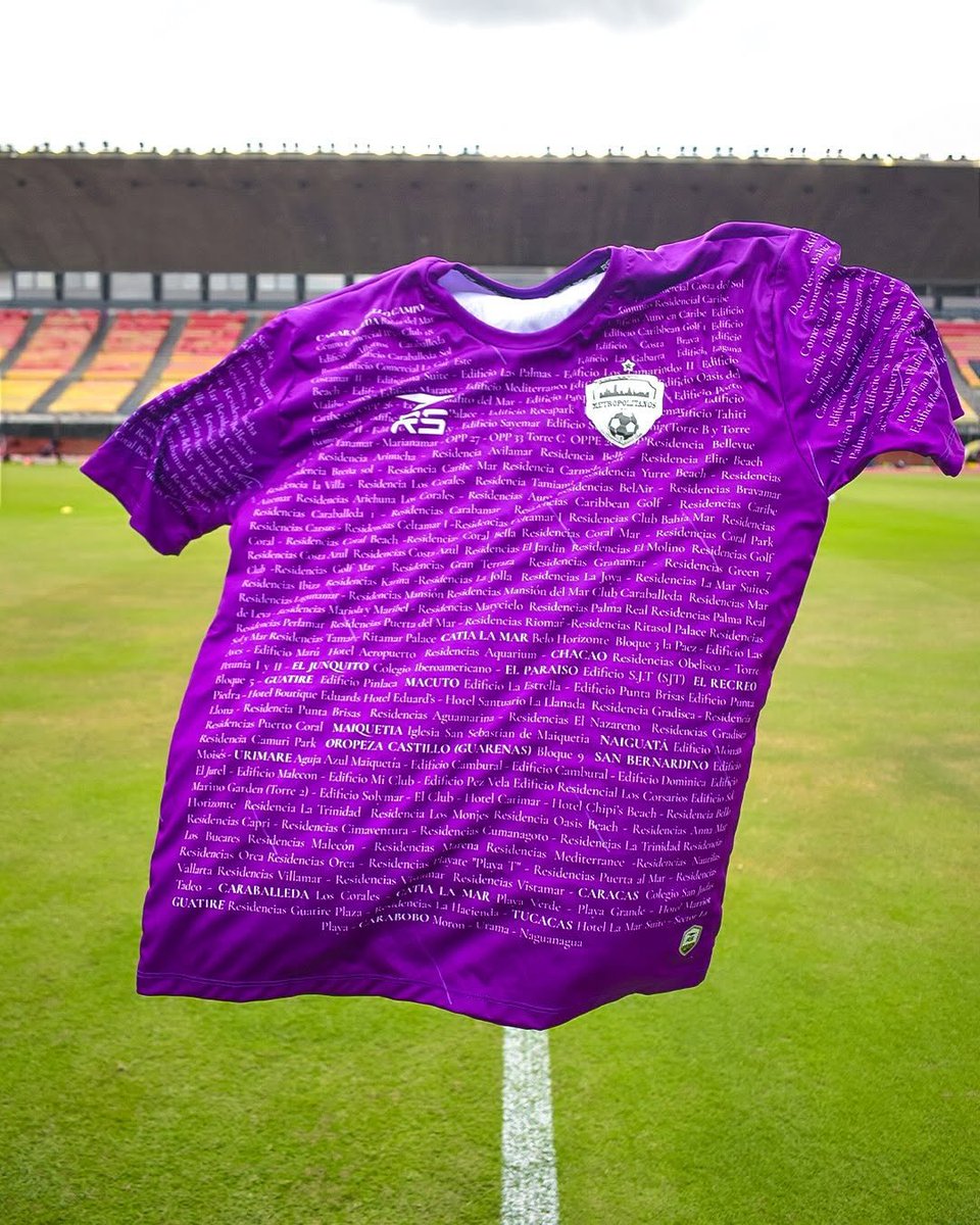 ComunidadFutve's tweet photo. 💜 Más que una camiseta.

Metropolitanos FC lució una indumentaria con un diseño cargado de significado, incorporando los nombres de distintos lugares y edificaciones que forman parte de la memoria sísmica de Venezuela.

Un mensaje de recuerdo, solidaridad y respeto.

🇻🇪 Honor. https://t.co/zmwv0Z1viq