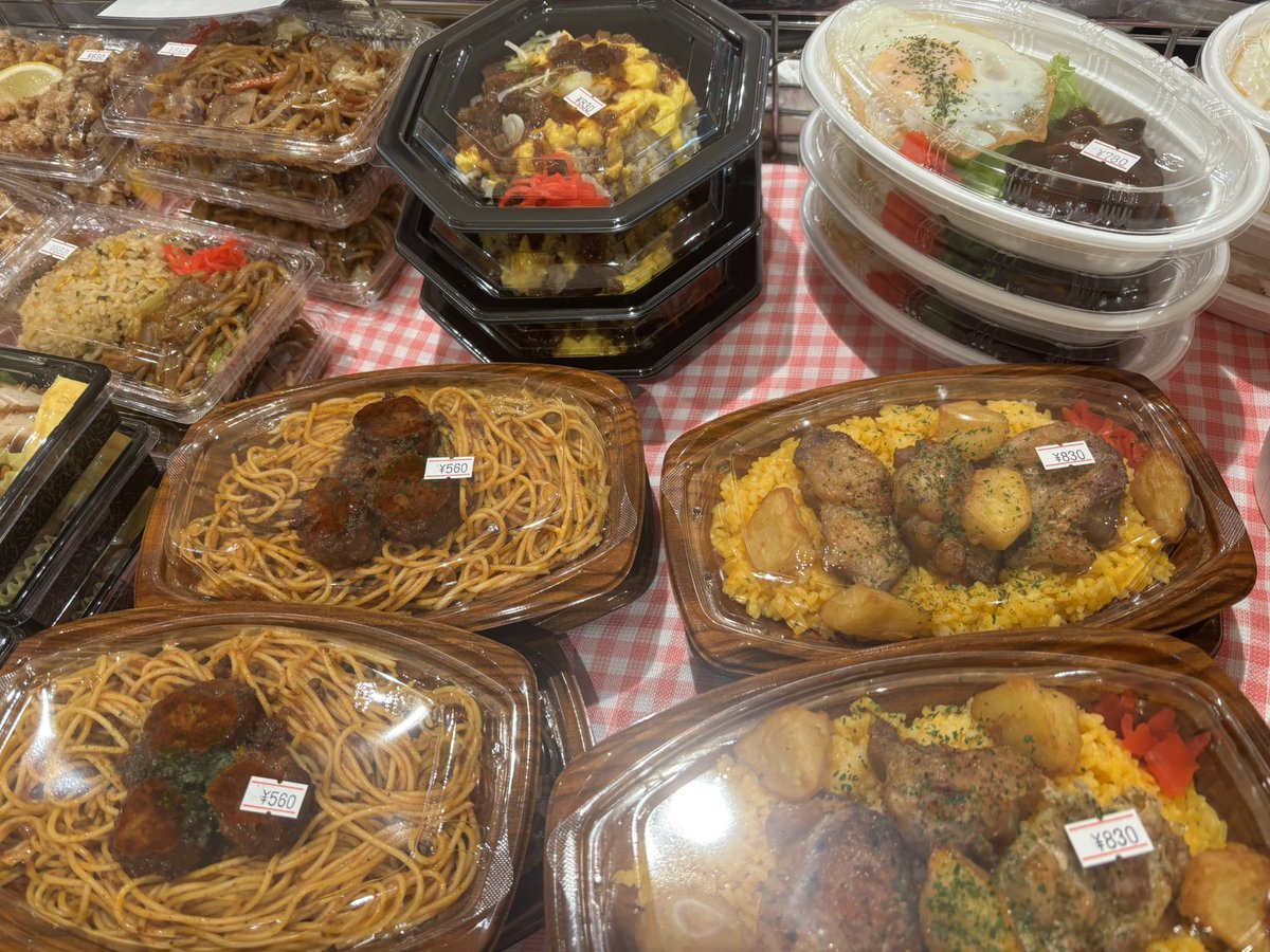 5pF71Jnaq6adLfI's tweet photo. 【お昼のランチ】
　飛鳥ラ��チ
ボルガライス
野沢菜昆布

　ヘルシーランチ
赤魚の煮付け
ほうれん草焼売
豚しゃぶ
キャベツの酢の物

ヘルシーランチは、お肉、お魚、お野菜が、取れて、おすすめです😊

店内入り口では、お持ち帰り用のお弁当を販売しております😊
お立ち寄り下さいませ♪ https://t.co/wqMVzNo80V
