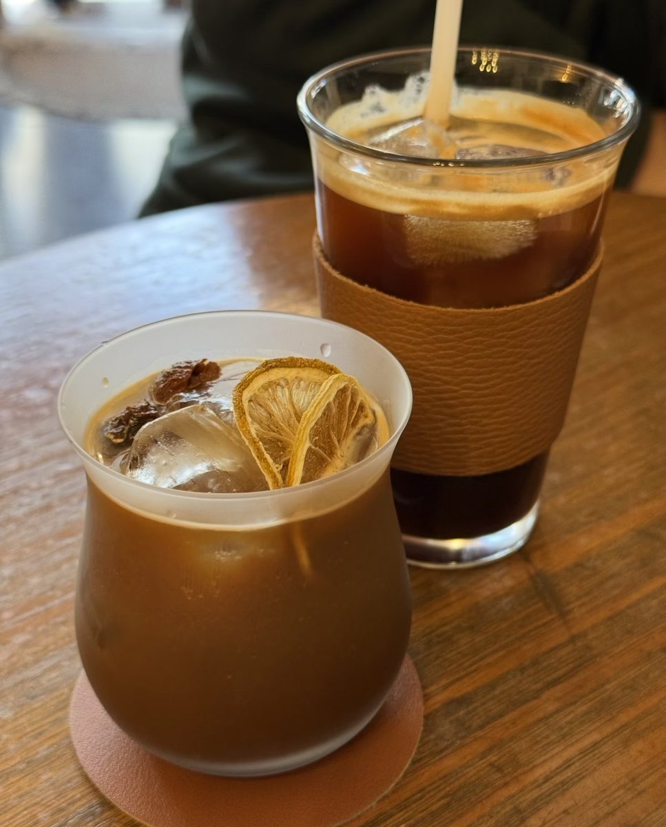 crytogamefi47's tweet photo. Đi café 2 người: Vào lướt điện thoại để tương tác với thiên hạ.
Đi làm ở công ty: Ngồi buôn chuyện, xàm xí từ sáng tới chiều.
Đi du lịch nghỉ dưỡng: lại làm việc, ngồi build x
Là sao ta , có ai như tôi không vậy https://t.co/r4fHVsTVkK
