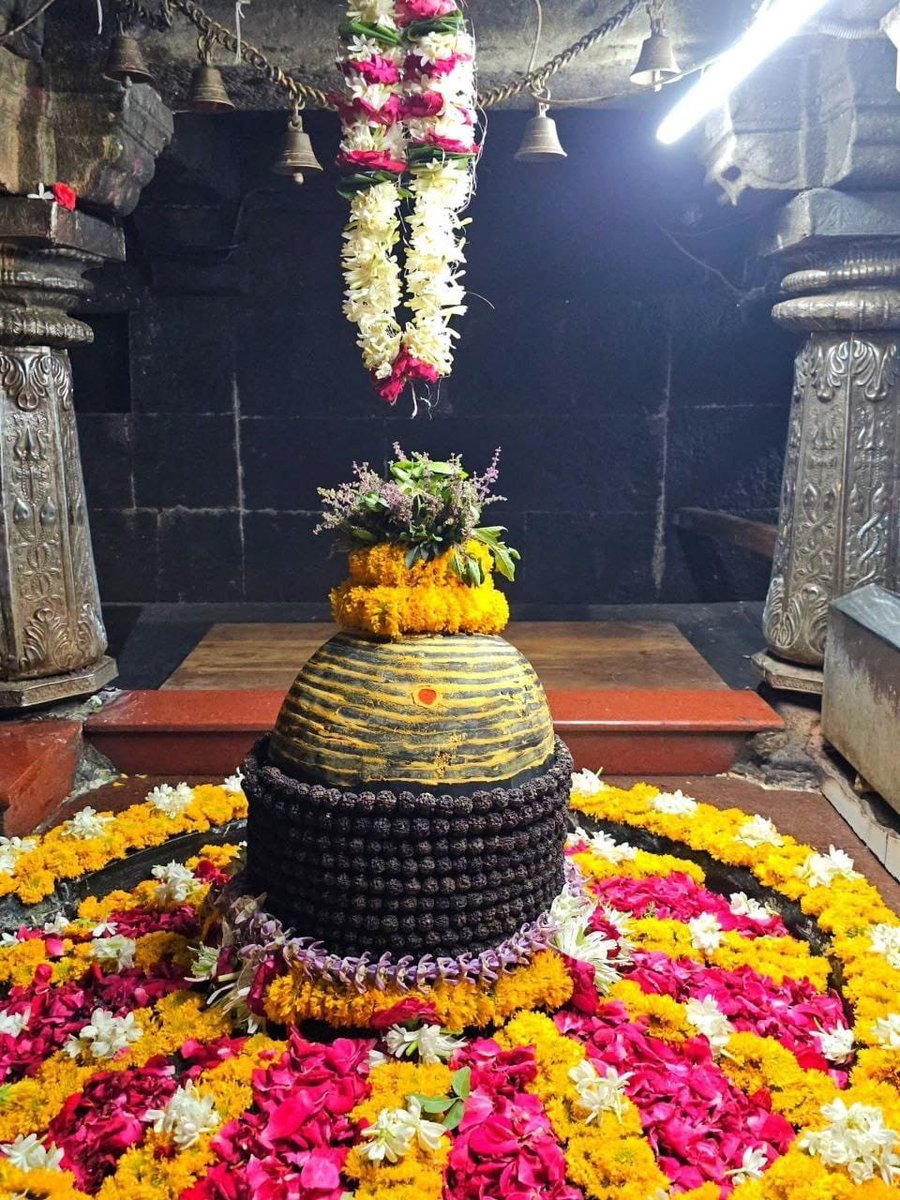 Shashi2210's tweet photo. सावन का पहला सोमवार 🕉️

महादेव का आशीर्वाद आपको हर दिन पहले से बेहतर बनने की शक्ति दे।

🔱 हर हर महादे��! 🙏 https://t.co/FKJViH9Wnv