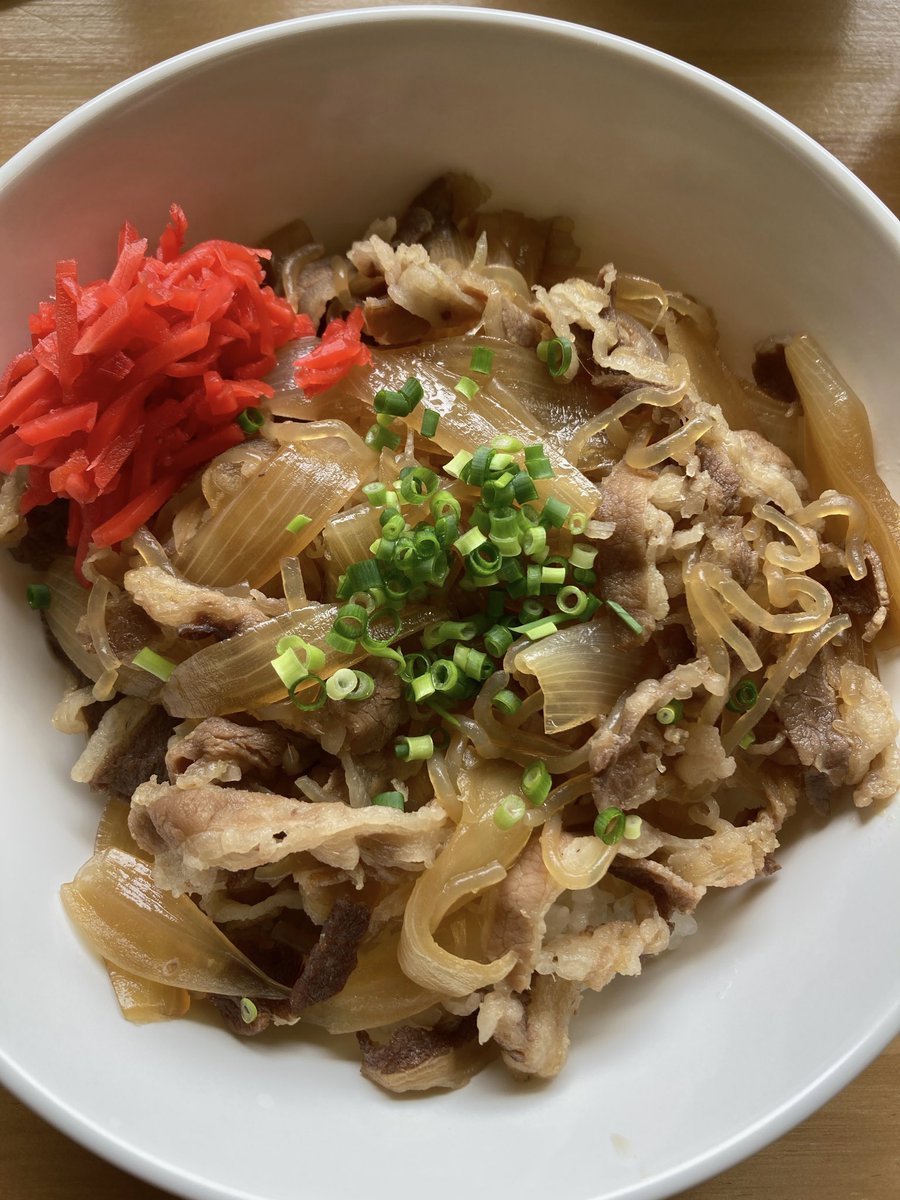ranmanhanacafe's tweet photo. 今日のランチは牛丼🐮
旨みたっぷりの牛肉と甘辛い特製だれがご飯に絡む、定番人気の牛丼👍食欲そそる一杯をぜひご賞味ください🤤
ご来店お待ちしております🙇

#安房医療福祉専門学校南房総校 
#南房総市 #花カフェ #らんまん  
#学生食堂 #ランチ #コーヒー  
#スイーツ #テイクアウト https://t.co/xXE2dJmDIx
