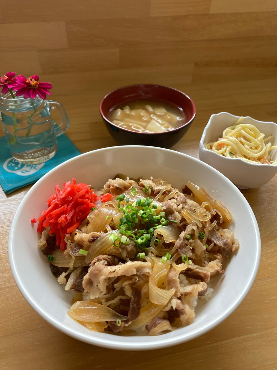 ranmanhanacafe's tweet photo. 今日のランチは牛丼🐮
旨みたっぷりの牛肉と甘辛い特製だれがご飯に絡む、定番人気の牛丼👍食欲そそる一杯をぜひご賞味ください🤤
ご来店お待ちしております🙇

#安房医療福祉専門学校南房総校 
#南房総市 #花カフェ #らんまん  
#学生食堂 #ランチ #コーヒー  
#スイーツ #テイクアウト https://t.co/xXE2dJmDIx