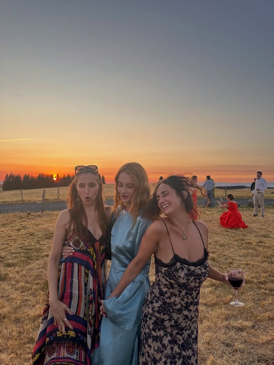GVPNation's tweet photo. Grace Van Patten in pics with her high school bestftiends (Pt.2) https://t.co/2gs6dKv1Kq