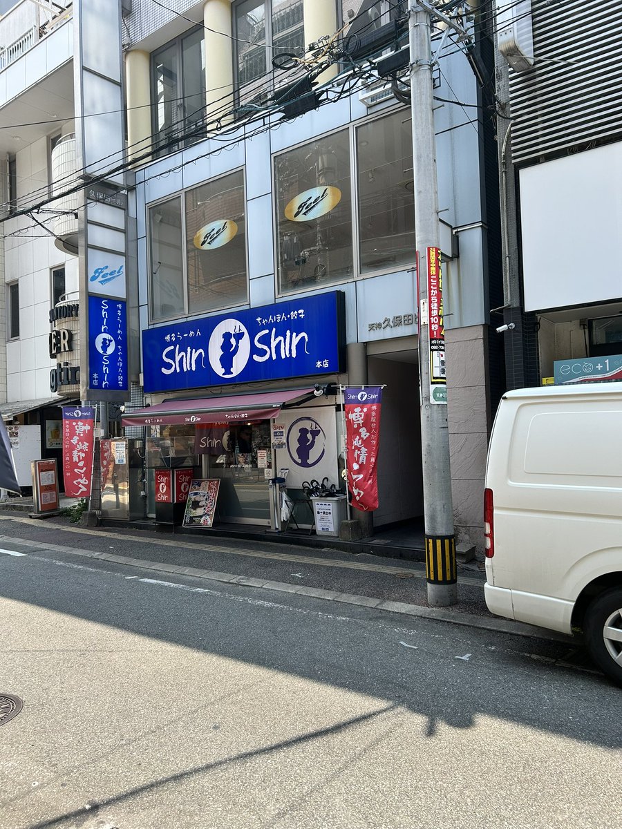 SyLvEiNe03's tweet photo. 福岡到着してまずラーメンに並ぶ男 https://t.co/AMKeU27j88