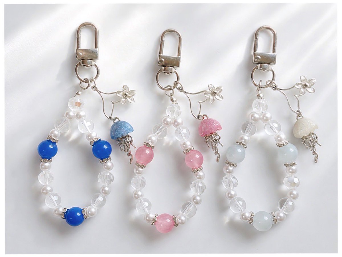 handmade_Luce's tweet photo. 今日は「人魚の贈り物」を🧜🏻‍♀️‧₊˚
夏にぴったりな涼しげカラーです🤍
⠀
クラゲがゆらゆら揺れるのもポイントです🪼

꒰ https://t.co/GI5Zw7p4ct ꒱
⠀
#ハンドメイド #キーホルダー #夏アクセサリー #人魚 #minne  #キャッツアイ #あと3秒だけこっち見て https://t.co/8GrXg0IfjZ