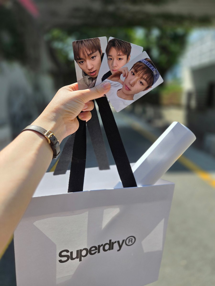wink_pd's tweet photo. 슈퍼드라이 11시기준 잘 사고 나왔습니다. 뒤에 2~3팀 더 있었던듯!  (포카. 브마 획득 ❤️) 포카수량은 좀더 있어보였는데 혹시 모르니 꼭 전화해보시고 가세요 🥲🥲

#parkjihoon #박지훈 #슈퍼드라이 #슈퍼드라이포카 https://t.co/mJ3FBpm5dX