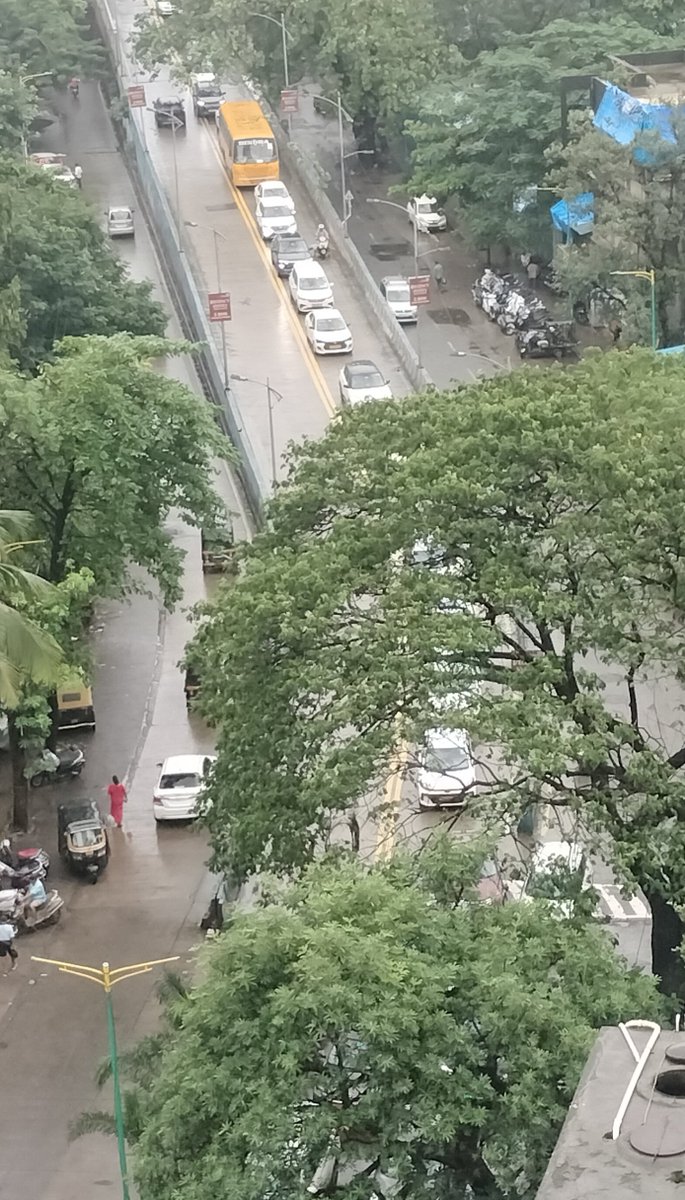 andaccount24's tweet photo. @ThaneTraffic @ThaneCityPolice @mieknathshinde @Dev_Fadnavis

Same daily morning traffic at Babubhai petrol pump flyover towards khopat junction. Please increase Green signal time to 30 seconds which is currently 25 seconds to solve this issue permanently.
No Traffic police. https://t.co/1FVDDj7KtS