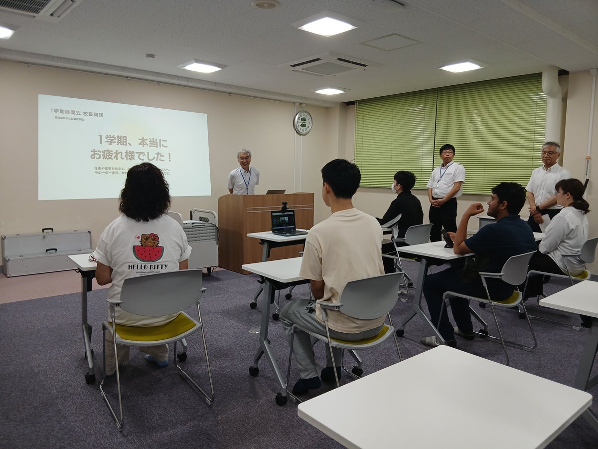 nightschoolj's tweet photo. 1学期終業式。嶋田校長から「自分の歩幅で進もう」「時間は未来への投資に」というメッセージ。自分を誇りに思い、有意義な夏休みを！

体験授業会・学校説明会の詳細はこちら
https://t.co/3dTz4QYv07
#まなびの森学園 #夜間中学 #終業式 https://t.co/ypThYRkt31