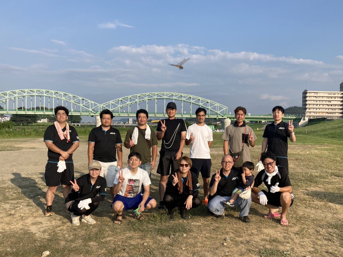 ashikagaJC's tweet photo. 足利青年会議所
SNS強化チーム Ｘ担当です。

先週土曜日
第110回足利花火大会が開催されました‼️‼️
足利の夜を華麗に彩りました🎇

その翌朝、足利青年会議所メンバーで渡良瀬川・河川敷周辺の早朝清掃活動を実施しました🧹
#足利青年会議所
#足利JC 
#足利花火大会 https://t.co/7aZwJkkvtz