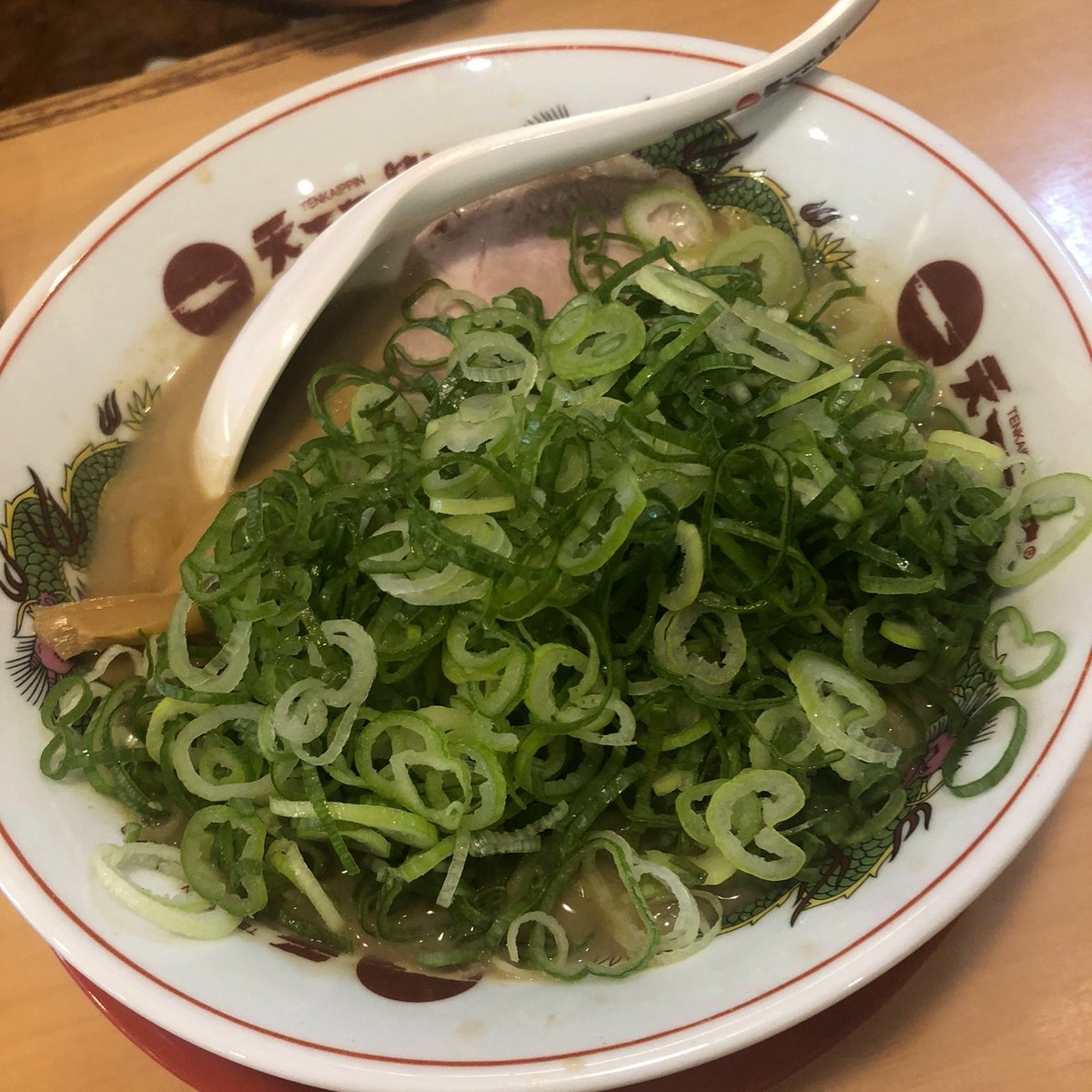 romusukachan's tweet photo. 「おい…あれ…！」

「ん？……へぁっ!!なんだアレ！」

店内が騒がしい。

私のせいだろう。

「あんなにネギ…独身なのか？」

ひそひそと会話が聞こえる。

その時だった。

「ネギを食うのに独身も貧乳も関係ないだろっ！」

店内に響く店長の声。

ありがとう、きっと私をかばってくれた。 https://t.co/oQZVuyDlVJ
