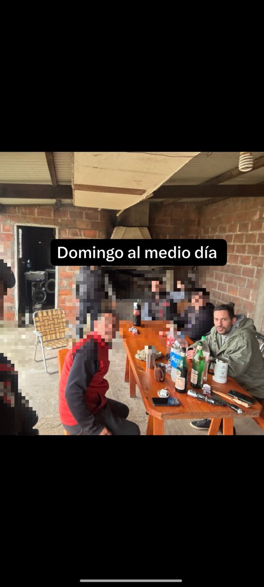 MayVilches2's tweet photo. Hace dos días que lloramos porque papá no le contesta, Joaco quiere ir con él, y yo lloro porque ya no se que más hacer ni como seguir con esta situación... 
Haaa Pero el señor tiene tiempo de comer asados con los amigos, para ver un ratito al hijo no.
TIEMPO AL TIEMPO.. https://t.co/BitUfzzAro