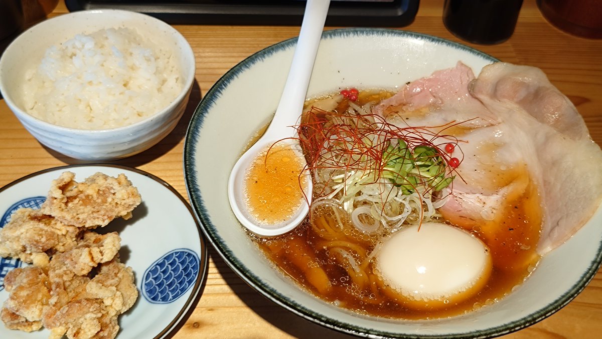 ToNao2017's tweet photo. #だし川うま吉
味玉冷やしラーメンと白ご飯小＋塩唐揚げで1550円❗️

初訪のラーメン屋さん🔰
美味いんだけどやっぱり甘い😅甘いは旨いんだけどね🙄唐揚げも同じく美味いだけどハネないな🙄

それにしてもお隣の麻辣湯の行列😳そんなに美味いのか🤔

#冷やしラーメン #冷やし麺ジャーニー
＠愛媛 ★4.6 https://t.co/97aJ7PamZW