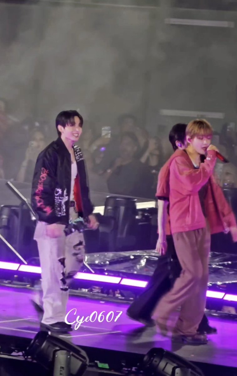 xjchen517's tweet photo. 260802 NJ D2 TAEKOOK 

1. Taehyung's keyring  fell on the ground and Jungkook got it.

2.JK clipped it onto his belt loop.

3.JK kept showing off, and Tae asked it back.

#Taekook https://t.co/dEAFwb4QL0