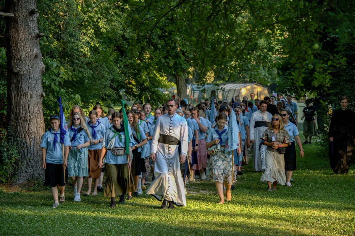 ICKSP's tweet photo. A blessed week of Catholic friendship for girls ages 13-17 at the Institute’s Immaculate Conception Camp in Burlington, WI, on the grounds of the Sacred Heart Retreat Center @SHRC_ICKSP. Young ladies enjoyed Holy Mass, spiritual talks, music & singing, games and activities, a talent show, Rosary walks, crafts with the Sister Adorers, campfires in the evenings under the stars, community service, meals together and more!

Full Album on Facebook: https://t.co/Yz2ML9X1H0

#Summer #Camp #Catholic #ICKSP