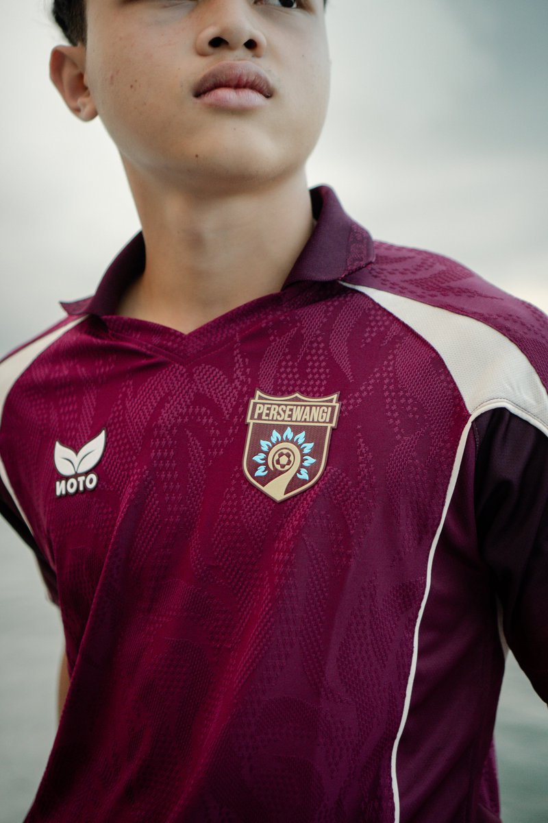 KukuhMujiono's tweet photo. Kemarin Persewangi udah resmi merilis home jersey musim 26/27 bersama NOTO, dengan nama The Spirit of Blambangan.

Warnanya manis, burgundy, terus ada motif api di kain jacquard, ditambah aksen warna putih di pecah pola kain dan pipping. Foto-foto lain saya upload di reply.

Jersey player issue Rp350.000
Jersey supporter version Rp200.000

Gimana menurut kalian? Suka gak?