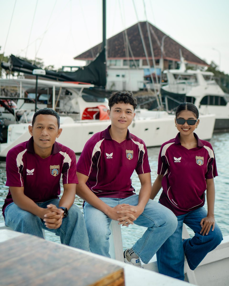 KukuhMujiono's tweet photo. Kemarin Persewangi udah resmi merilis home jersey musim 26/27 bersama NOTO, dengan nama The Spirit of Blambangan.

Warnanya manis, burgundy, terus ada motif api di kain jacquard, ditambah aksen warna putih di pecah pola kain dan pipping. Foto-foto lain saya upload di reply.

Jersey player issue Rp350.000
Jersey supporter version Rp200.000

Gimana menurut kalian? Suka gak?