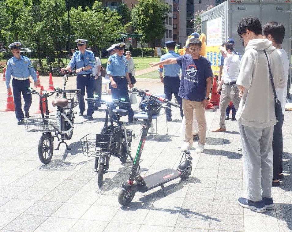 MPD_kotu's tweet photo. 7月25日(土)、神田警察署では、『電動キックボード交通安全イベント』を開催しました❗️
警視庁交通総務課員による交通安全講習会で電動キックボードの交通ルールを学んだ後、設置した模擬コースにて乗車体験を実施しました❗️
皆さん、正しい交通ルール、正しい乗り方で、安全に利用しましょう❗️ https://t.co/qMXnEnq4Wy