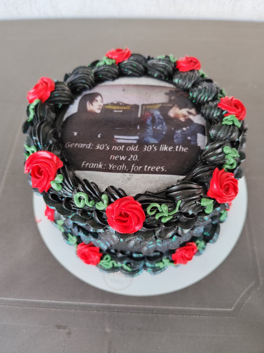 yllowrin's tweet photo. my bday was 2 days ago but i just for my cake today and i wanted to share it 🙂‍↕️ https://t.co/maJtczWFFV