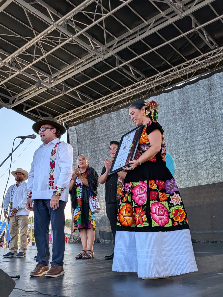 ConsulMexDen's tweet photo. Celebramos el éxito de la #GuelaguetzaColorado, con + de 3,000 asistentes y + de 80 artistas en escena, 33 músicos y 45 danzantes, fortaleciendo nuestras tradiciones y el orgullo por la riqueza cultural de Oaxaca en Colorado.
🇲🇽 ¡Gracias a quienes lo hicieron posible! @pavel_mc https://t.co/lmmx5ZakWt
