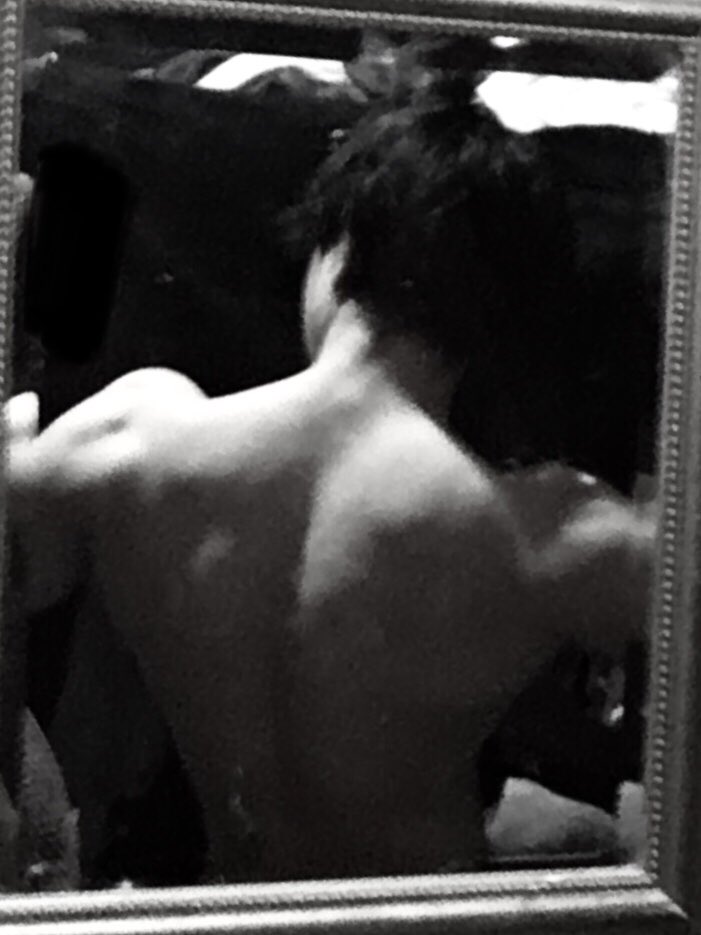 Retsuspicious's tweet photo. Blurry back pics (Biceps at the end) https://t.co/6bW4zXJkfm
