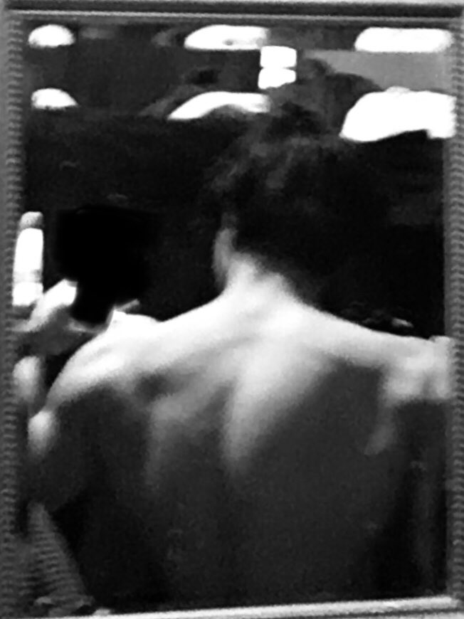 Retsuspicious's tweet photo. Blurry back pics (Biceps at the end) https://t.co/6bW4zXJkfm