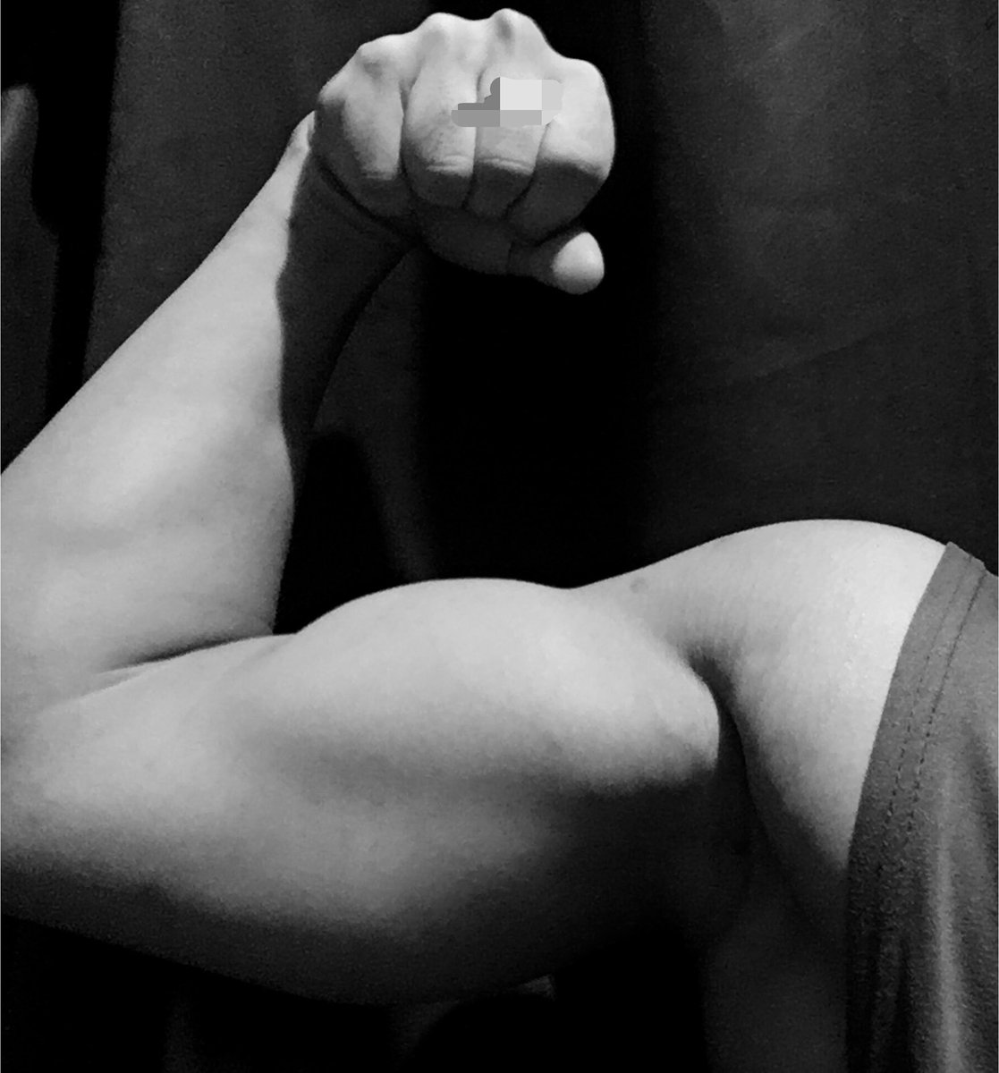Retsuspicious's tweet photo. Blurry back pics (Biceps at the end) https://t.co/6bW4zXJkfm