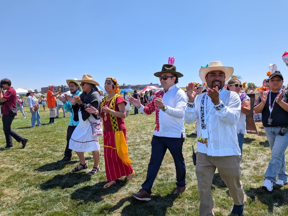 ConsulMexDen's tweet photo. La música, la danza y el orgullo por nuestras raíces hicieron vibrar Colorado en una extraordinaria edición de la #GuelaguetzaColorado.
Está celebración reafirmó la fuerza de la cultura oaxaqueña y mexicana en nuestra comunidad.
@pavel_mc https://t.co/vCpZhTUok8